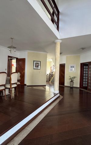 Casa à venda com 200m², 6 quartos e 8 vagas Casa à venda com 200m², 6 quartos e 8 vagasSala
