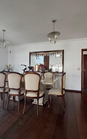 Casa à venda com 200m², 6 quartos e 8 vagas Casa à venda com 200m², 6 quartos e 8 vagasSala
