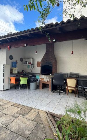 Casa à venda com 200m², 6 quartos e 8 vagas Casa à venda com 200m², 6 quartos e 8 vagasChurrasqueira
