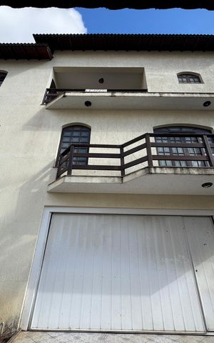 Casa à venda com 200m², 6 quartos e 8 vagas Casa à venda com 200m², 6 quartos e 8 vagasFachada