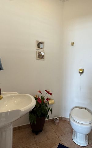 Casa à venda com 200m², 6 quartos e 8 vagas Casa à venda com 200m², 6 quartos e 8 vagasLavabo