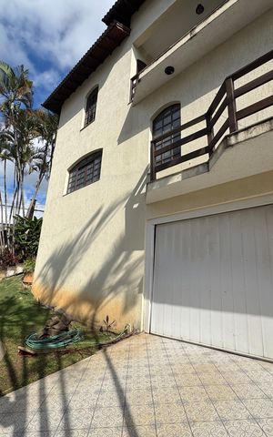 Casa à venda com 200m², 6 quartos e 8 vagas Casa à venda com 200m², 6 quartos e 8 vagasAcesso