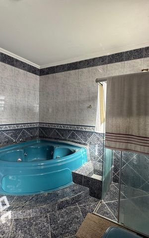 Casa à venda com 200m², 6 quartos e 8 vagas Casa à venda com 200m², 6 quartos e 8 vagasBanheiro suíte master