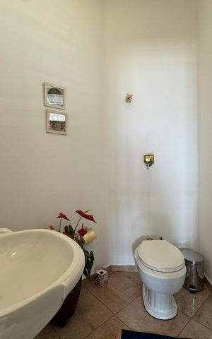 Casa à venda com 200m², 6 quartos e 8 vagas Casa à venda com 200m², 6 quartos e 8 vagasLavabo