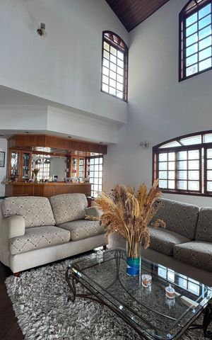 Casa à venda com 200m², 6 quartos e 8 vagas Casa à venda com 200m², 6 quartos e 8 vagasSala
