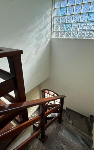 Casa à venda com 200m², 6 quartos e 8 vagas Casa à venda com 200m², 6 quartos e 8 vagasEscada