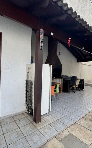 Casa à venda com 200m², 6 quartos e 8 vagas Casa à venda com 200m², 6 quartos e 8 vagasQuintal