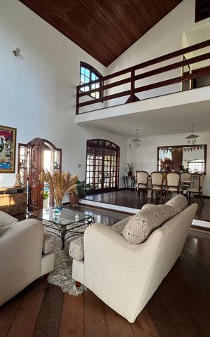 Casa à venda com 200m², 6 quartos e 8 vagas Casa à venda com 200m², 6 quartos e 8 vagasSala