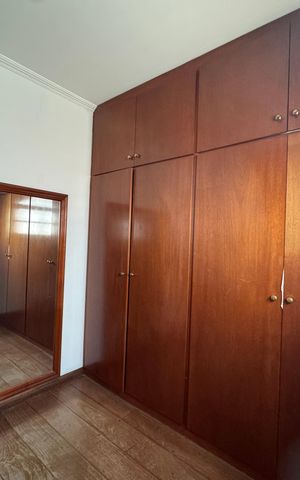 Casa à venda com 200m², 6 quartos e 8 vagas Casa à venda com 200m², 6 quartos e 8 vagasCloset