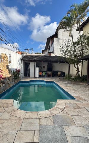 Casa à venda com 200m², 6 quartos e 8 vagas Casa à venda com 200m², 6 quartos e 8 vagasPiscina