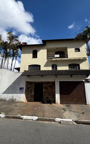 Casa à venda com 200m², 6 quartos e 8 vagas Casa à venda com 200m², 6 quartos e 8 vagasFachada com Placa
