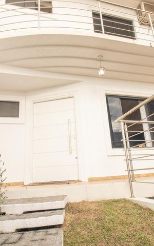 Casa à venda com 277m², 3 quartos e 3 vagasFachada