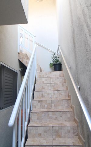 Casa para alugar com 125m², 2 quartos e 2 vagasEscada / fundos da casa