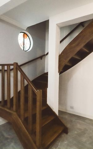Casa à venda com 200m², 4 quartos e 2 vagas Casa à venda com 200m², 4 quartos e 2 vagasEscada