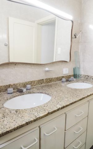Casa à venda com 200m², 4 quartos e 2 vagas Casa à venda com 200m², 4 quartos e 2 vagasBanheiro