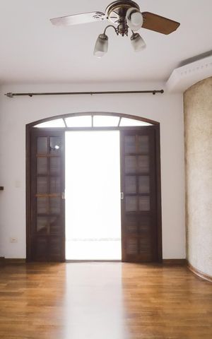 Casa à venda com 200m², 4 quartos e 2 vagas Casa à venda com 200m², 4 quartos e 2 vagasQuarto Suíte