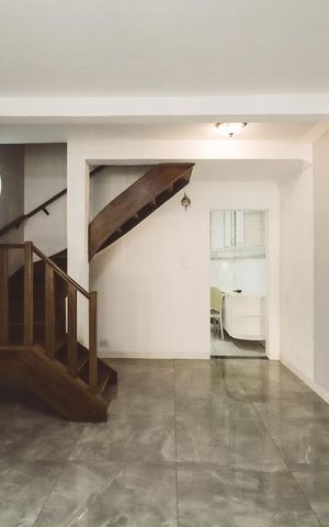 Casa à venda com 200m², 4 quartos e 2 vagas Casa à venda com 200m², 4 quartos e 2 vagasSala