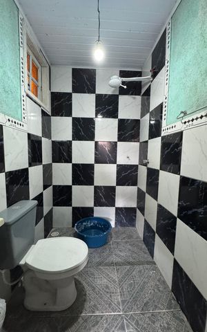 Casa à venda com 125m², 2 quartos e 6 vagas Casa à venda com 125m², 2 quartos e 6 vagasBanheiro do Quintal