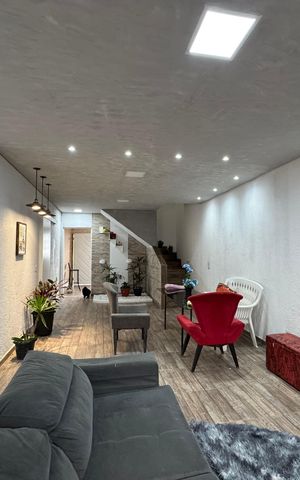 Casa à venda com 125m², 2 quartos e 6 vagas Casa à venda com 125m², 2 quartos e 6 vagasSala
