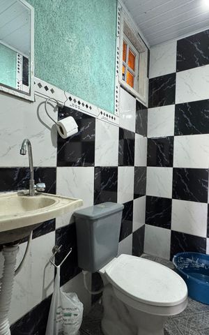 Casa à venda com 125m², 2 quartos e 6 vagas Casa à venda com 125m², 2 quartos e 6 vagasBanheiro do Quintal