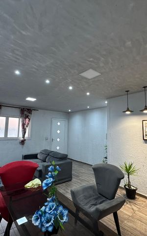 Casa à venda com 125m², 2 quartos e 6 vagas Casa à venda com 125m², 2 quartos e 6 vagasSala