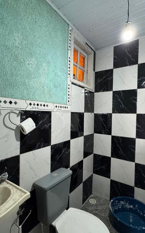 Casa à venda com 125m², 2 quartos e 6 vagas Casa à venda com 125m², 2 quartos e 6 vagasBanheiro do Quintal