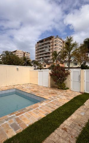 Casa de condomínio à venda com 203m², 5 quartos e 3 vagas Casa de condomínio à venda com 203m², 5 quartos e 3 vagasÁrea externa