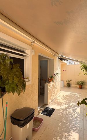 Casa de condomínio à venda com 203m², 5 quartos e 3 vagas Casa de condomínio à venda com 203m², 5 quartos e 3 vagasÁrea externa