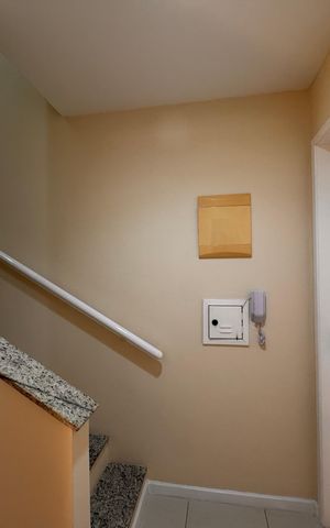 Casa de condomínio à venda com 203m², 5 quartos e 3 vagas Casa de condomínio à venda com 203m², 5 quartos e 3 vagasEscada