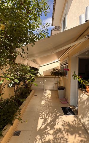 Casa de condomínio à venda com 203m², 5 quartos e 3 vagas Casa de condomínio à venda com 203m², 5 quartos e 3 vagasÁrea externa