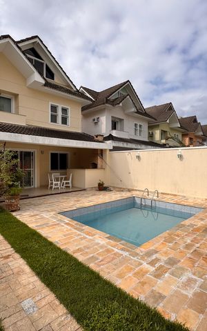 Casa de condomínio à venda com 203m², 5 quartos e 3 vagas Casa de condomínio à venda com 203m², 5 quartos e 3 vagasÁrea externa
