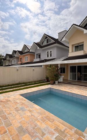 Casa de condomínio à venda com 203m², 5 quartos e 3 vagas Casa de condomínio à venda com 203m², 5 quartos e 3 vagasÁrea externa