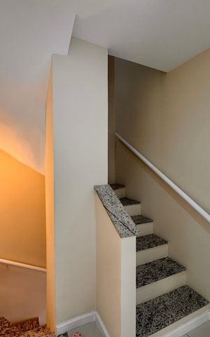 Casa de condomínio à venda com 203m², 5 quartos e 3 vagas Casa de condomínio à venda com 203m², 5 quartos e 3 vagasEscada