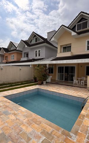 Casa de condomínio à venda com 203m², 5 quartos e 3 vagas Casa de condomínio à venda com 203m², 5 quartos e 3 vagasÁrea externa