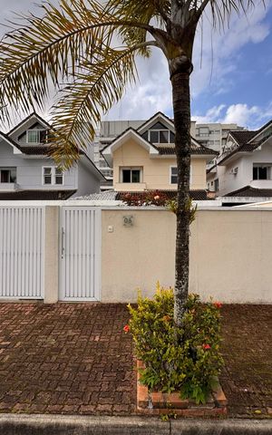 Casa de condomínio à venda com 203m², 5 quartos e 3 vagas Casa de condomínio à venda com 203m², 5 quartos e 3 vagasFachada