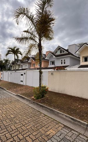 Casa de condomínio à venda com 203m², 5 quartos e 3 vagas Casa de condomínio à venda com 203m², 5 quartos e 3 vagasFachada