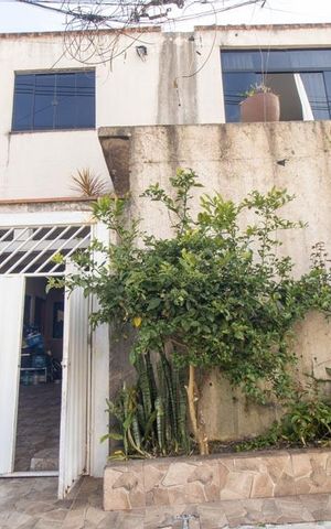 Casa à venda com 300m², 3 quartos e 3 vagas Casa à venda com 300m², 3 quartos e 3 vagasFachada
