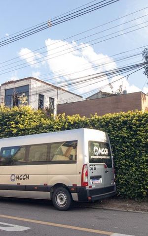 Casa à venda com 300m², 3 quartos e 3 vagas Casa à venda com 300m², 3 quartos e 3 vagasFachada