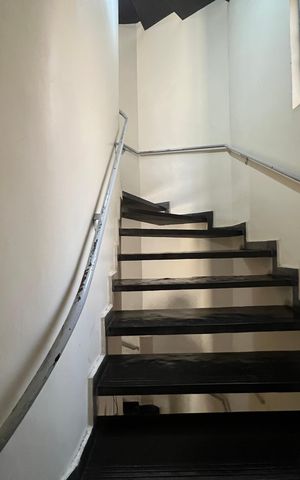 Apartamento à venda com 55m², 2 quartos e 2 vagas Apartamento à venda com 55m², 2 quartos e 2 vagasEscada