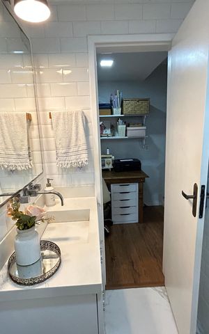 Casa à venda com 96m², 2 quartos e 1 vagaBanheiro 1