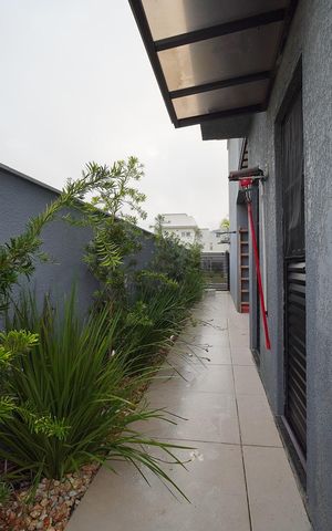 Casa de condomínio para alugar com 260m², 4 quartos e 2 vagasCorredor externo
