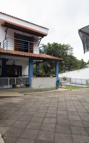 Casa à venda com 1000m², 4 quartos e 10 vagas Casa à venda com 1000m², 4 quartos e 10 vagasQuintal