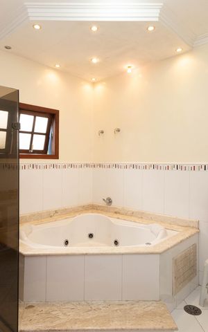 Casa à venda com 1000m², 4 quartos e 10 vagas Casa à venda com 1000m², 4 quartos e 10 vagasBanheiro da Suíte 1