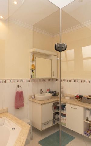 Casa à venda com 1000m², 4 quartos e 10 vagas Casa à venda com 1000m², 4 quartos e 10 vagasBanheiro da Suíte 1