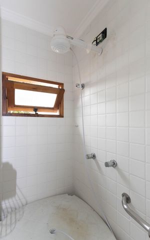 Casa à venda com 1000m², 4 quartos e 10 vagas Casa à venda com 1000m², 4 quartos e 10 vagasBanheiro Área de Serviço
