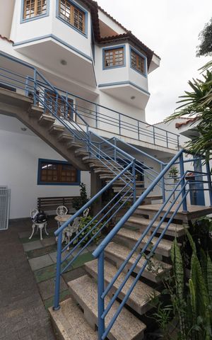 Casa à venda com 1000m², 4 quartos e 10 vagas Casa à venda com 1000m², 4 quartos e 10 vagasEntrada