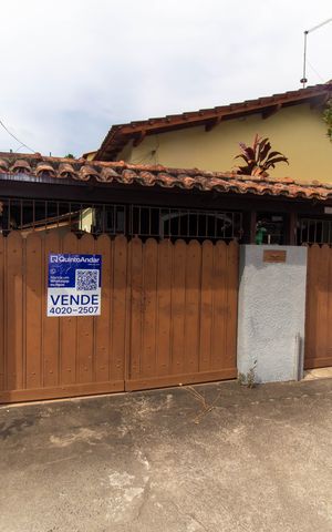 Casa à venda com 98m², 3 quartos e 2 vagas Casa à venda com 98m², 3 quartos e 2 vagasFachada