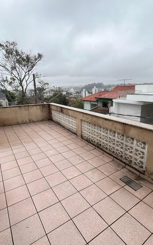 Casa à venda com 250m², 3 quartos e 3 vagas Casa à venda com 250m², 3 quartos e 3 vagasSacada