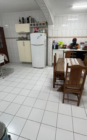 Casa à venda com 250m², 3 quartos e 3 vagas Casa à venda com 250m², 3 quartos e 3 vagasCozinha