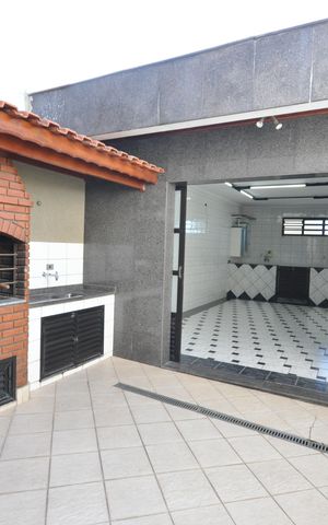 Casa à venda com 220m², 3 quartos e 3 vagasChurrasqueira